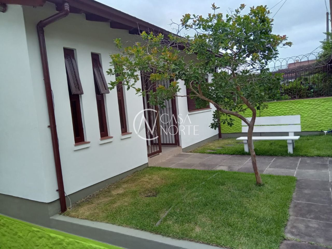 Casa à venda com 3 quartos, 133m², 1 suíte, 2 vagas, Rua Glênio Peres no bairro Vila Nova em Porto Alegre