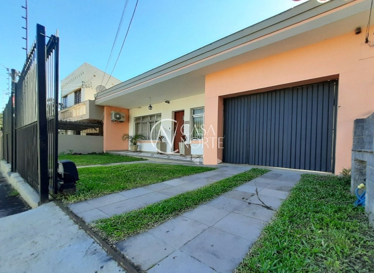Casa à venda com 4 quartos, 300m², 5 vagas, Avenida Clemenciano Barnasque no bairro Teresópolis em Porto Alegre