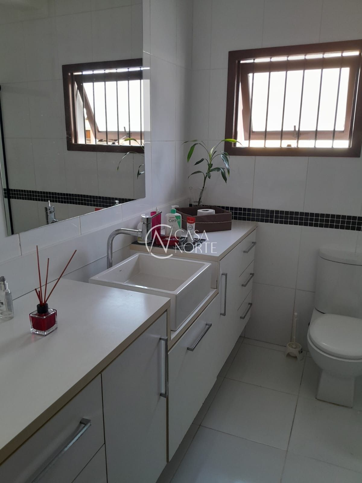 Casa à venda com 4 quartos, 210m², 1 suíte, 4 vagas, Rua José Pedro de Souza no bairro Vila Nova em Porto Alegre