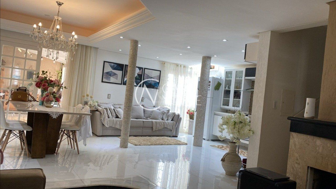 Casa à venda com 2 quartos, 120m², 1 suíte, 2 vagas, Rua Guatambu no bairro Hípica em Porto Alegre