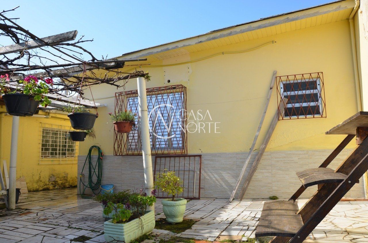 Casa à venda com 5 quartos, 92m², 1 suíte, 4 vagas, Rua Primeiro de Maio no bairro Partenon em Porto Alegre