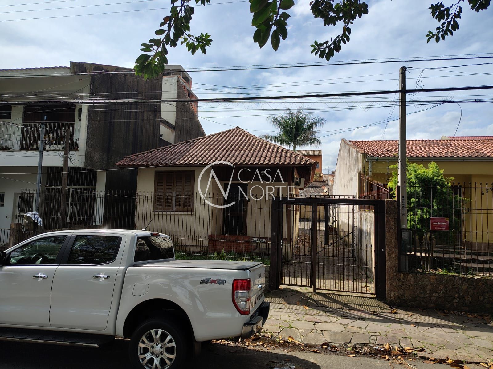 Casa à venda com 3 quartos, 150m², 2 vagas, Avenida Carneiro da Fontoura no bairro Jardim São Pedro em Porto Alegre