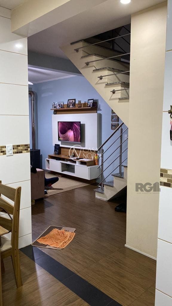 Casa à venda com 3 quartos, 198m², 4 vagas, Rua Antônio Pedro Baldasso no bairro Rubem Berta em Porto Alegre