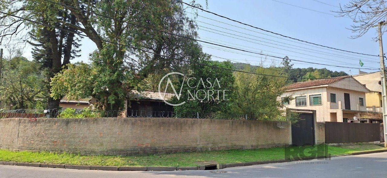 Casa à venda com 4 quartos, 136m², 4 vagas, Rua Agenor Mendes Ouriques no bairro Guarujá em Porto Alegre