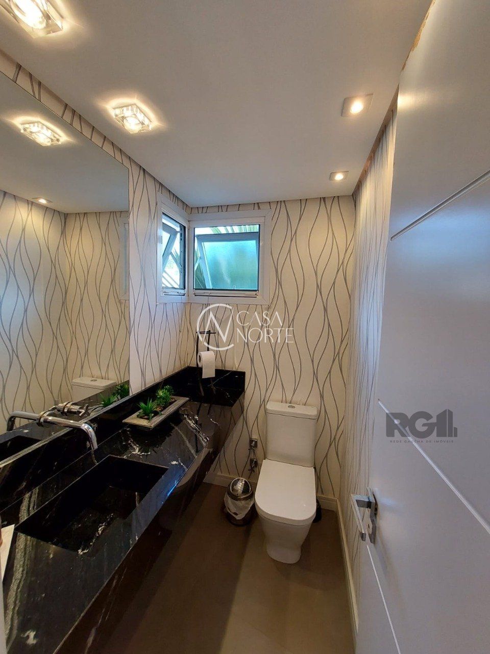 Casa de Condomínio à venda com 3 quartos, 296m², 1 suíte, 3 vagas, Rua Adriano Pereira da Silva no bairro Vila Nova em Porto Alegre