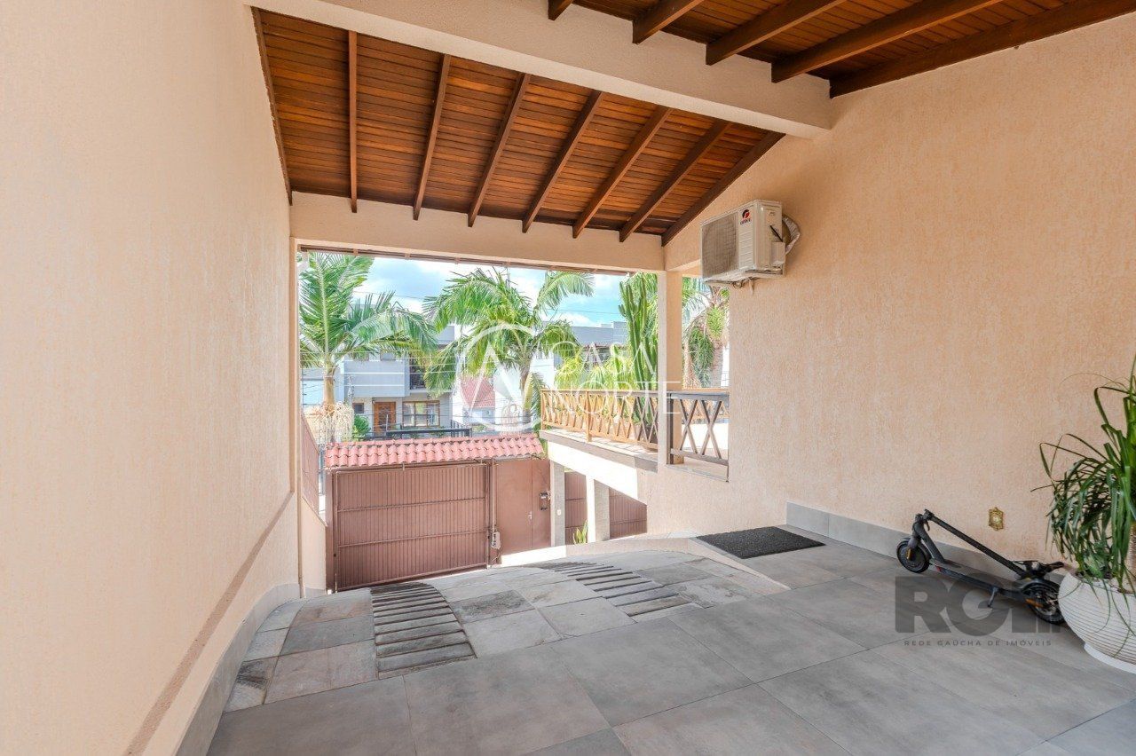 Casa à venda com 3 quartos, 215m², 1 suíte, 8 vagas, Rua Edilson João Prola no bairro Ipanema em Porto Alegre
