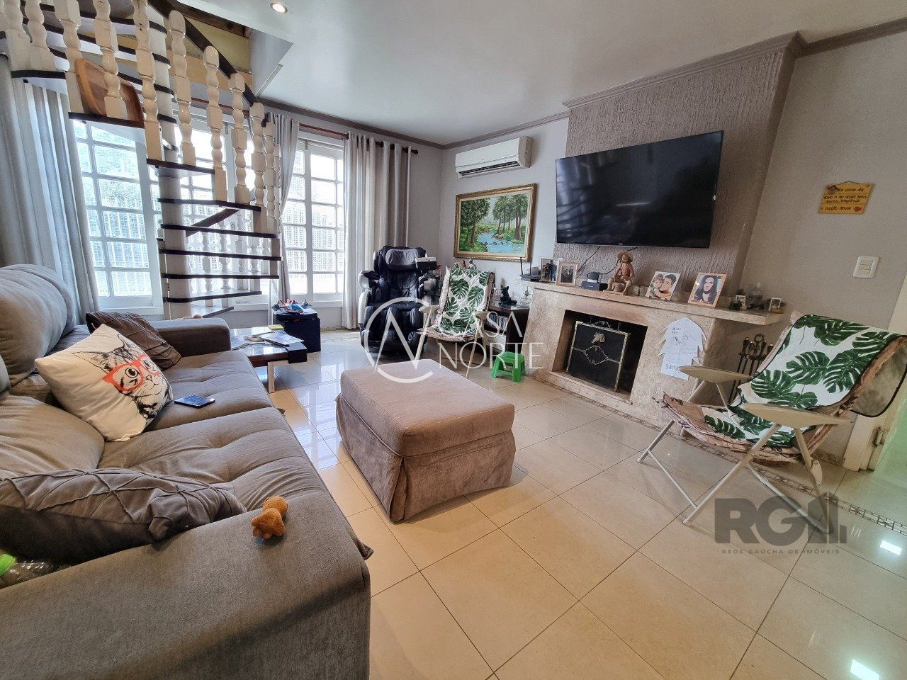 Casa à venda com 4 quartos, 257m², 2 suítes, 4 vagas, Rua Professor Abílio Azambuja no bairro Jardim do Salso em Porto Alegre