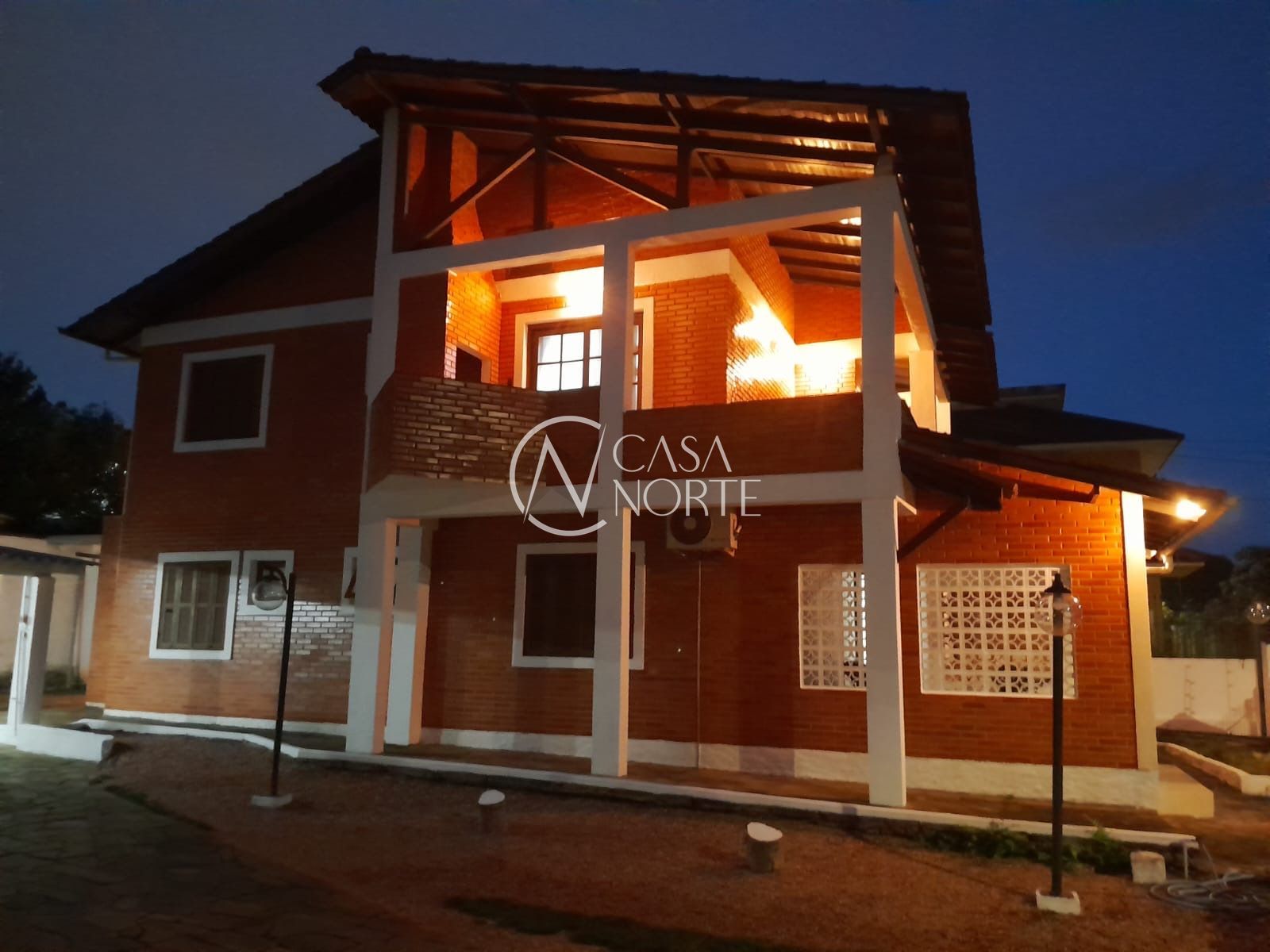 Casa à venda com 4 quartos, 210m², 1 suíte, 4 vagas, Rua José Pedro de Souza no bairro Vila Nova em Porto Alegre