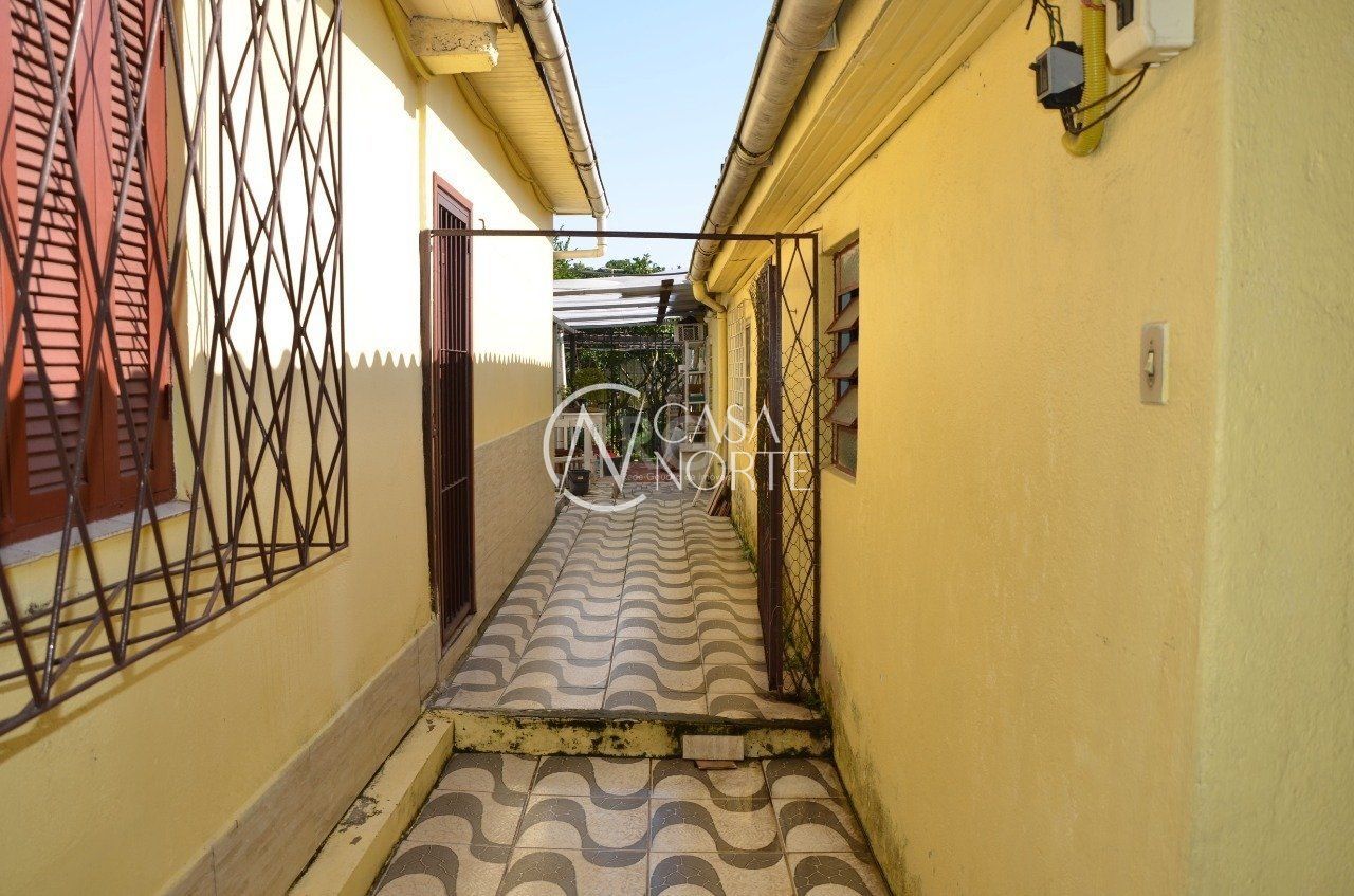 Casa à venda com 5 quartos, 92m², 1 suíte, 4 vagas, Rua Primeiro de Maio no bairro Partenon em Porto Alegre