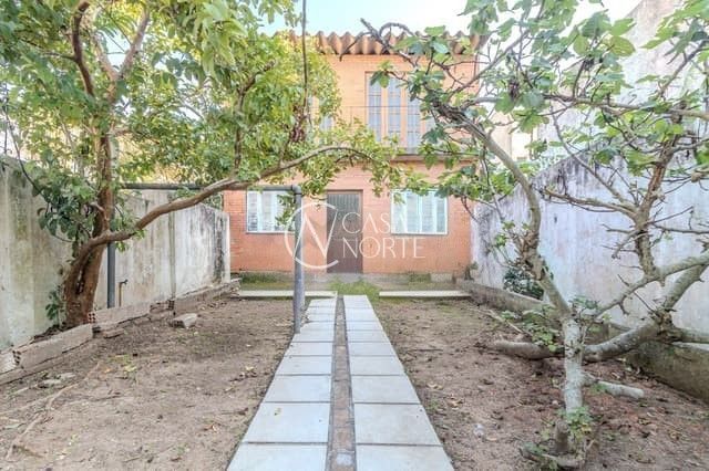 Casa à venda com 4 quartos, 325m², 1 suíte, 2 vagas, Rua Primeiro de Maio no bairro Partenon em Porto Alegre