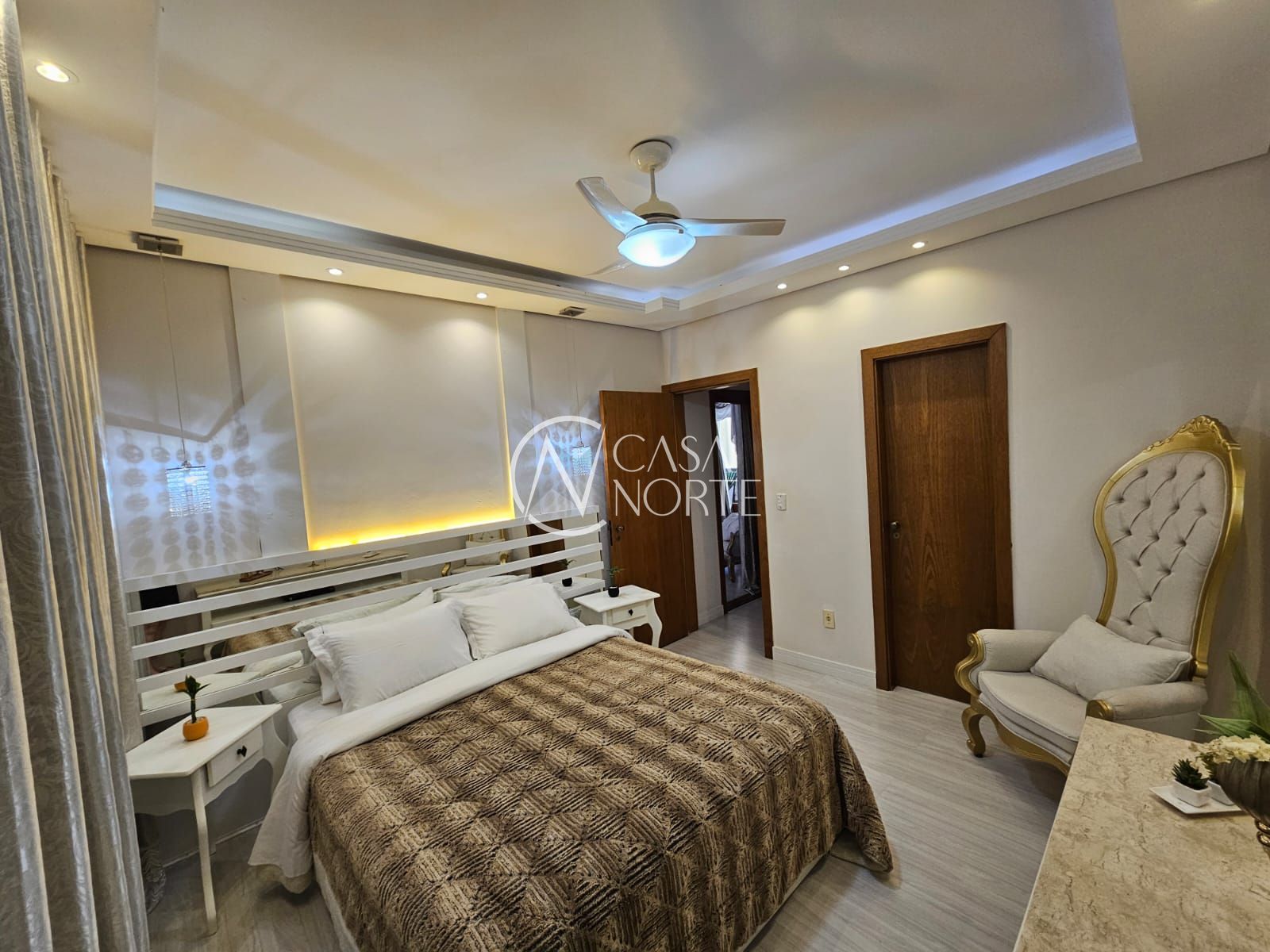Apartamento à venda com 2 quartos, 76m², 1 suíte, 1 vaga, Rua Duque de Caxias no bairro Centro Histórico em Porto Alegre