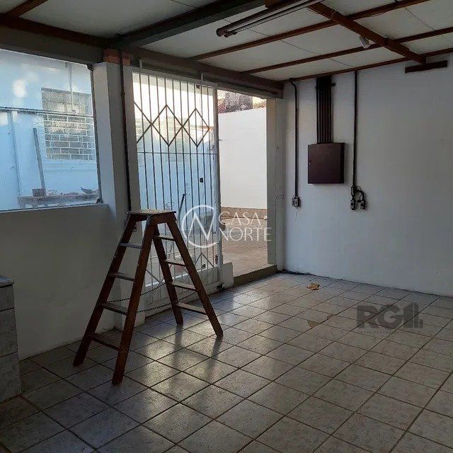 Casa à venda com 4 quartos, 354m², 5 vagas, Rua Luzitana no bairro Higienópolis em Porto Alegre