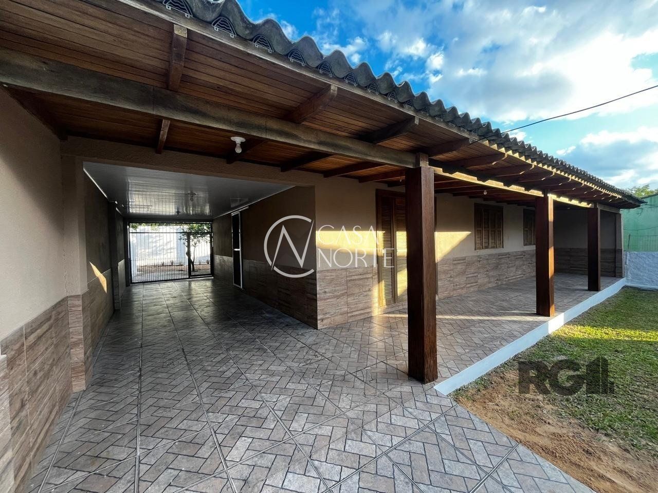 Casa à venda com 3 quartos, 256m², 1 suíte, 5 vagas, Rua Lauro Motta Duarte no bairro Belém Novo em Porto Alegre