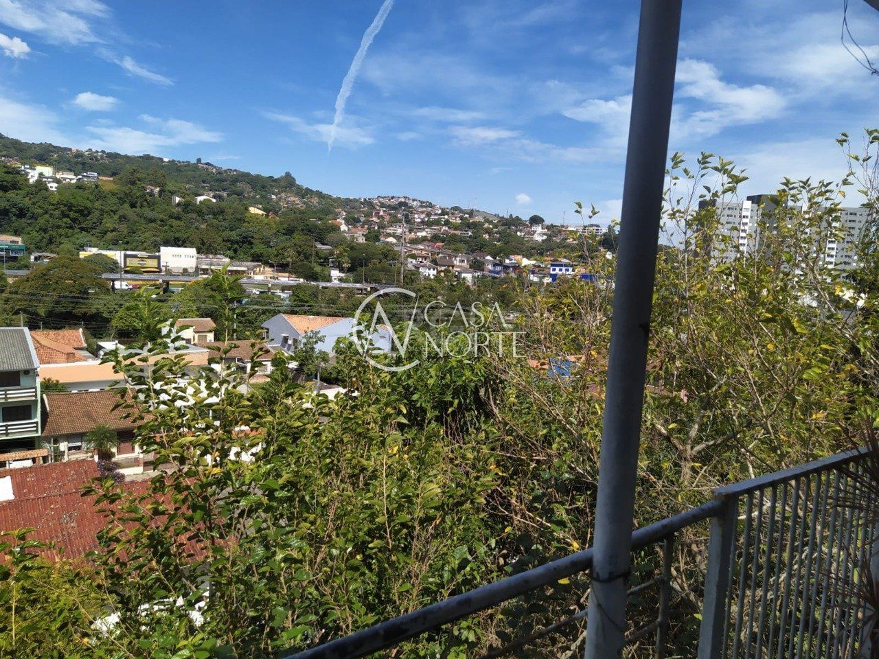 Casa à venda com 5 quartos, 270m², 2 suítes, 2 vagas, Rua Aristides Rosa no bairro Jardim Carvalho em Porto Alegre