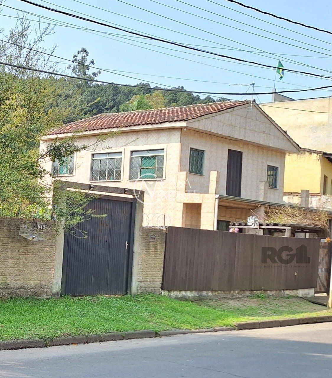 Casa à venda com 4 quartos, 136m², 4 vagas, Rua Agenor Mendes Ouriques no bairro Guarujá em Porto Alegre