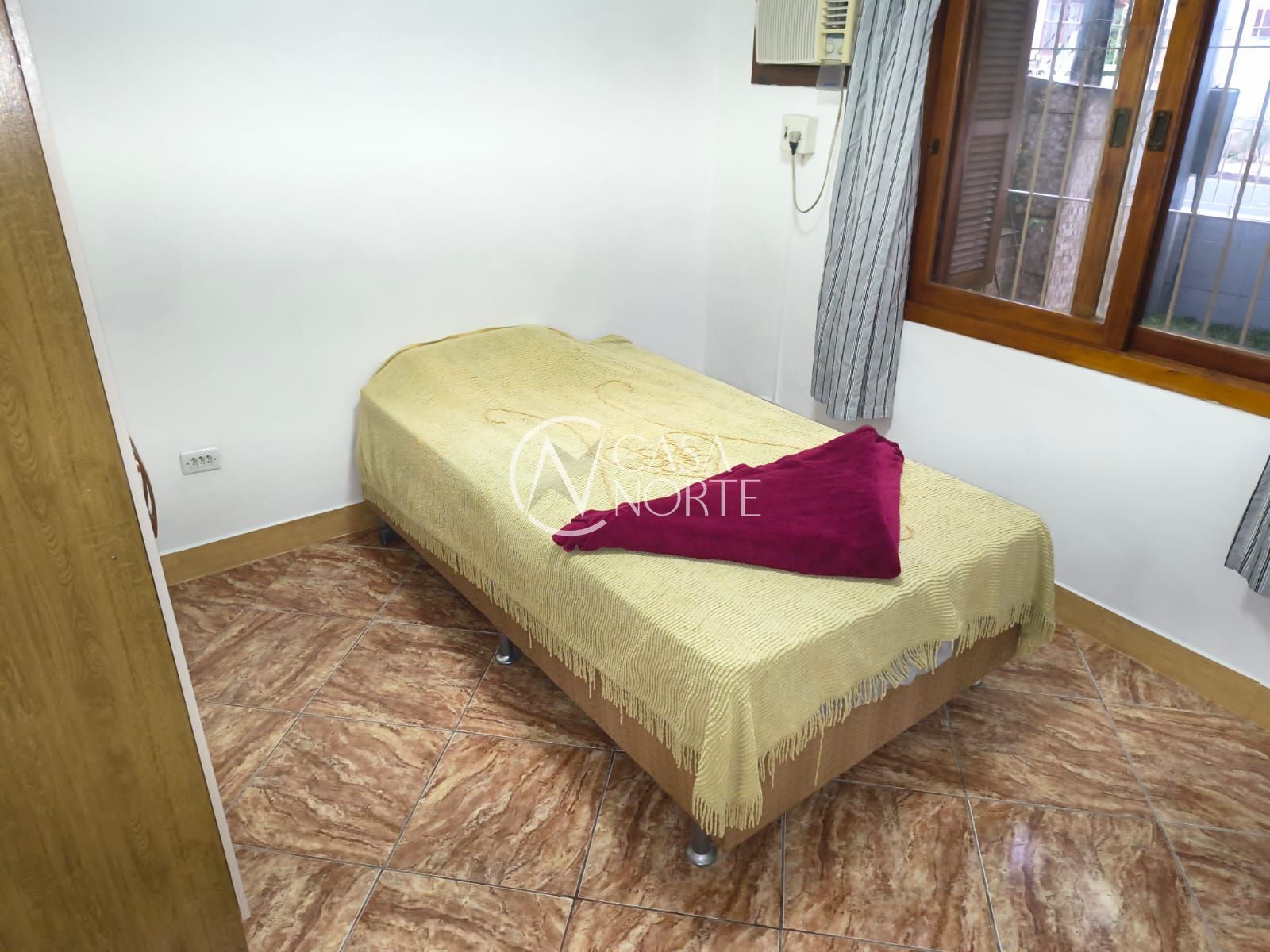 Casa à venda com 3 quartos, 107m², 1 suíte, 2 vagas, Rua Doutor Mário Totta no bairro Camaquã em Porto Alegre