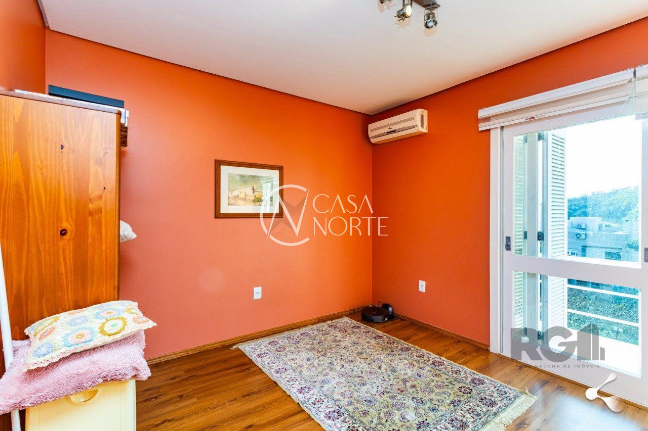 Casa de Condomínio à venda com 3 quartos, 205m², 1 suíte, 2 vagas, Rua Adriano Pereira da Silva no bairro Vila Nova em Porto Alegre