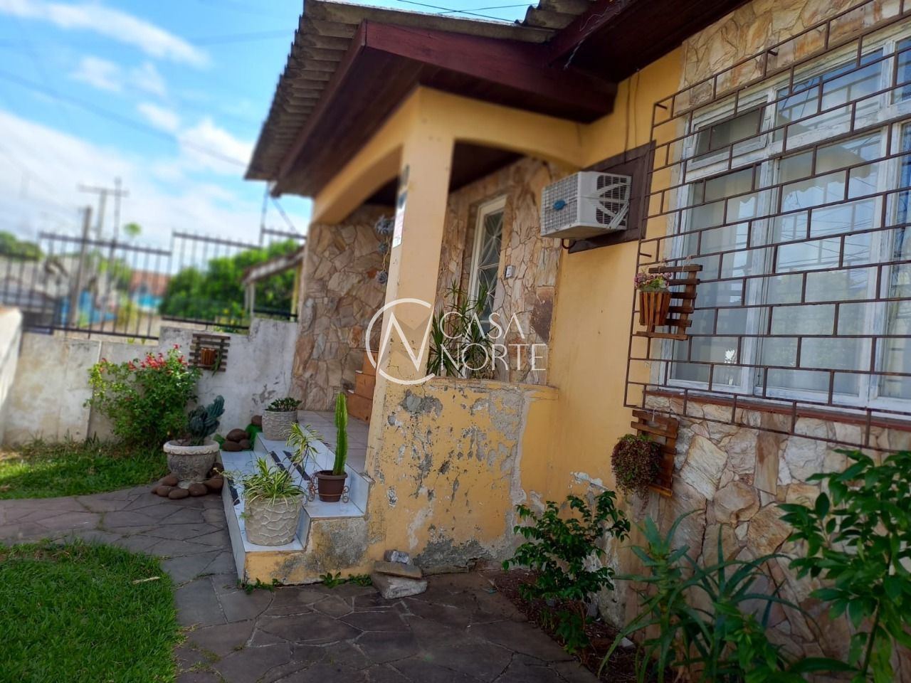 Casa à venda com 4 quartos, 150m², 2 vagas, Rua Professor Gilberto Jorge Gonçalves no bairro Cavalhada em Porto Alegre