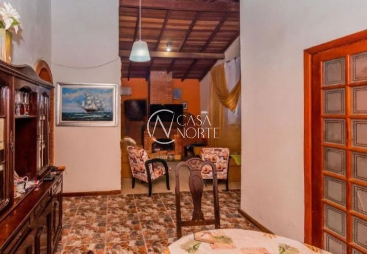 Casa à venda com 3 quartos, 230m², 1 suíte, 3 vagas, Rua Hugo Nelson Magalhães no bairro Parque Santa Fé em Porto Alegre