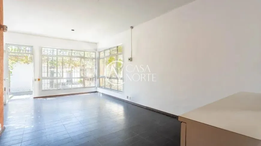 Casa à venda com 3 quartos, 220m², 1 suíte, 2 vagas, Rua Lavradio no bairro Petrópolis em Porto Alegre