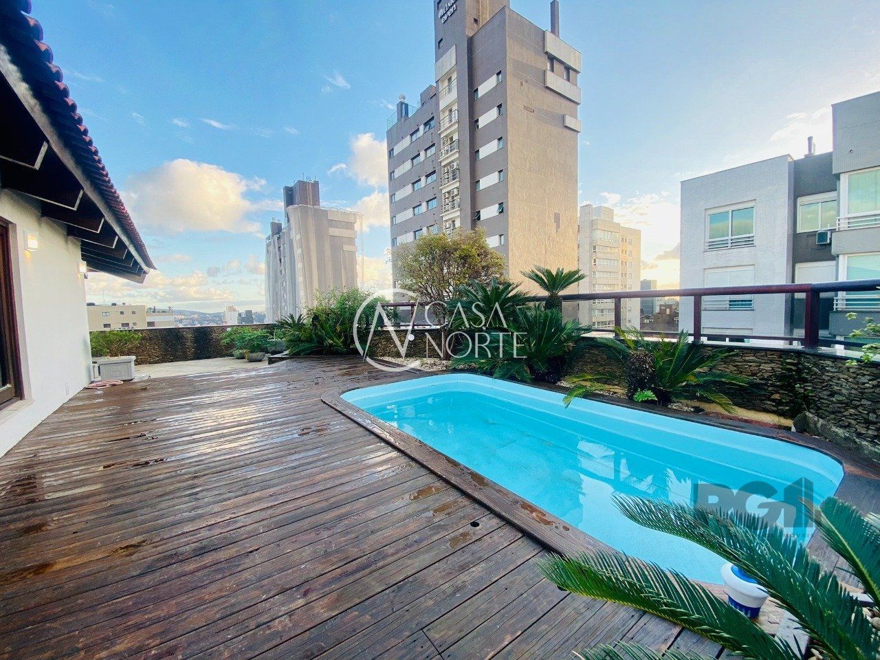 Cobertura à venda com 3 quartos, 337m², 1 suíte, 2 vagas, Rua João Caetano no bairro Três Figueiras em Porto Alegre
