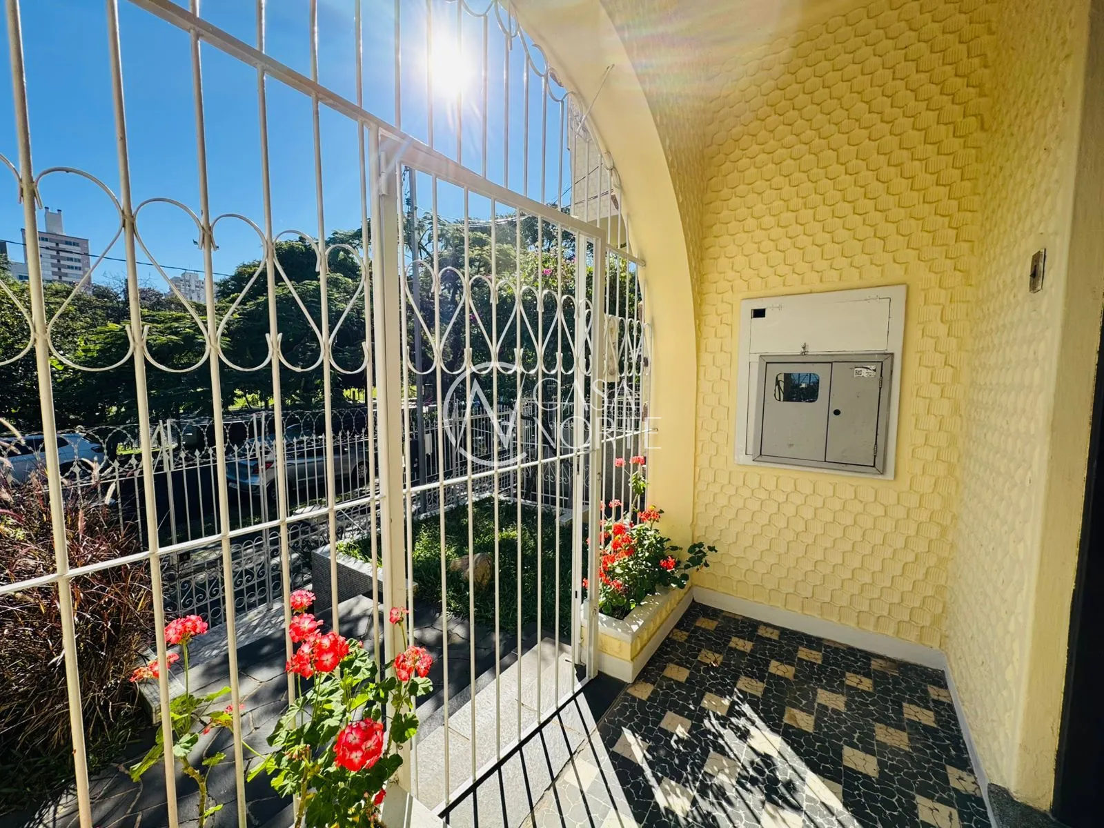 Casa à venda com 3 quartos, 220m², 1 suíte, 2 vagas, Rua Lavradio no bairro Petrópolis em Porto Alegre