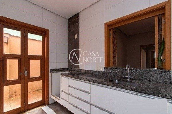 Casa à venda com 4 quartos, 242m², 1 suíte, 2 vagas, Rua Maestro Mendanha no bairro Santana em Porto Alegre