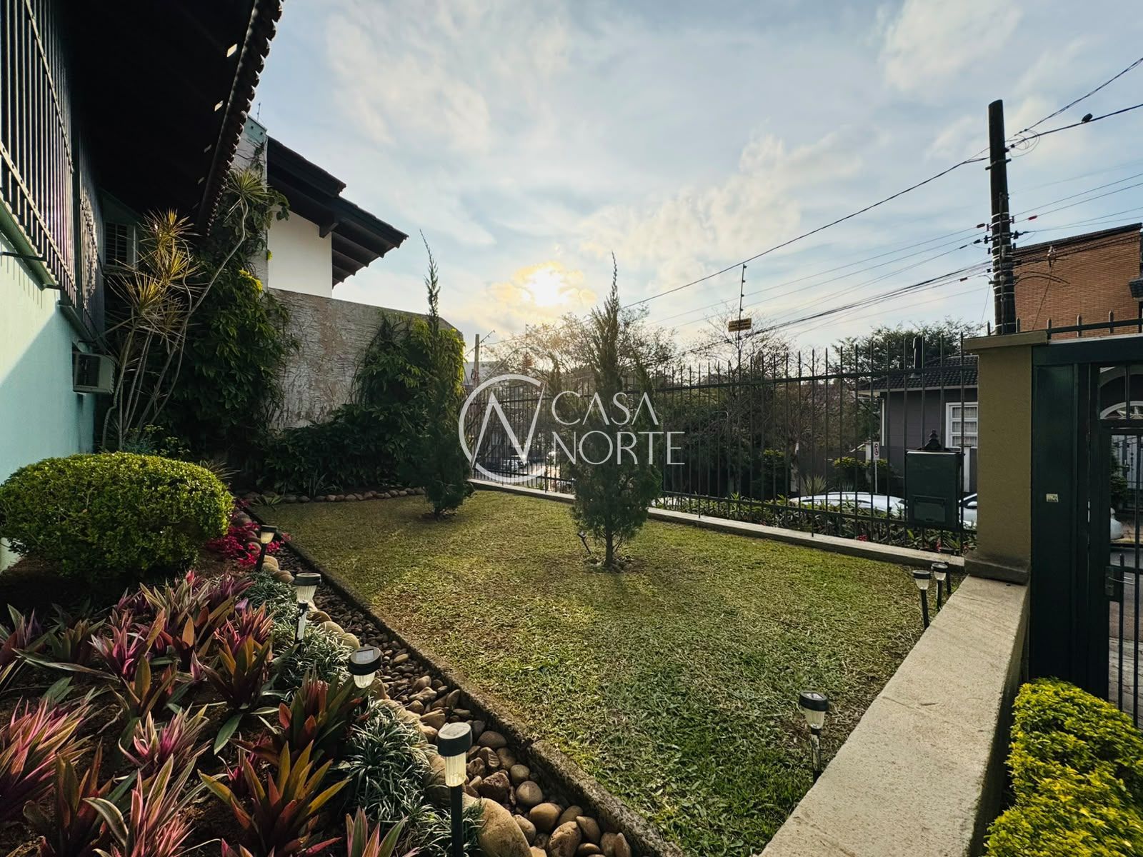 Casa à venda com 5 quartos, 250m², 1 suíte, 4 vagas, Rua Miracema no bairro Chácara das Pedras em Porto Alegre