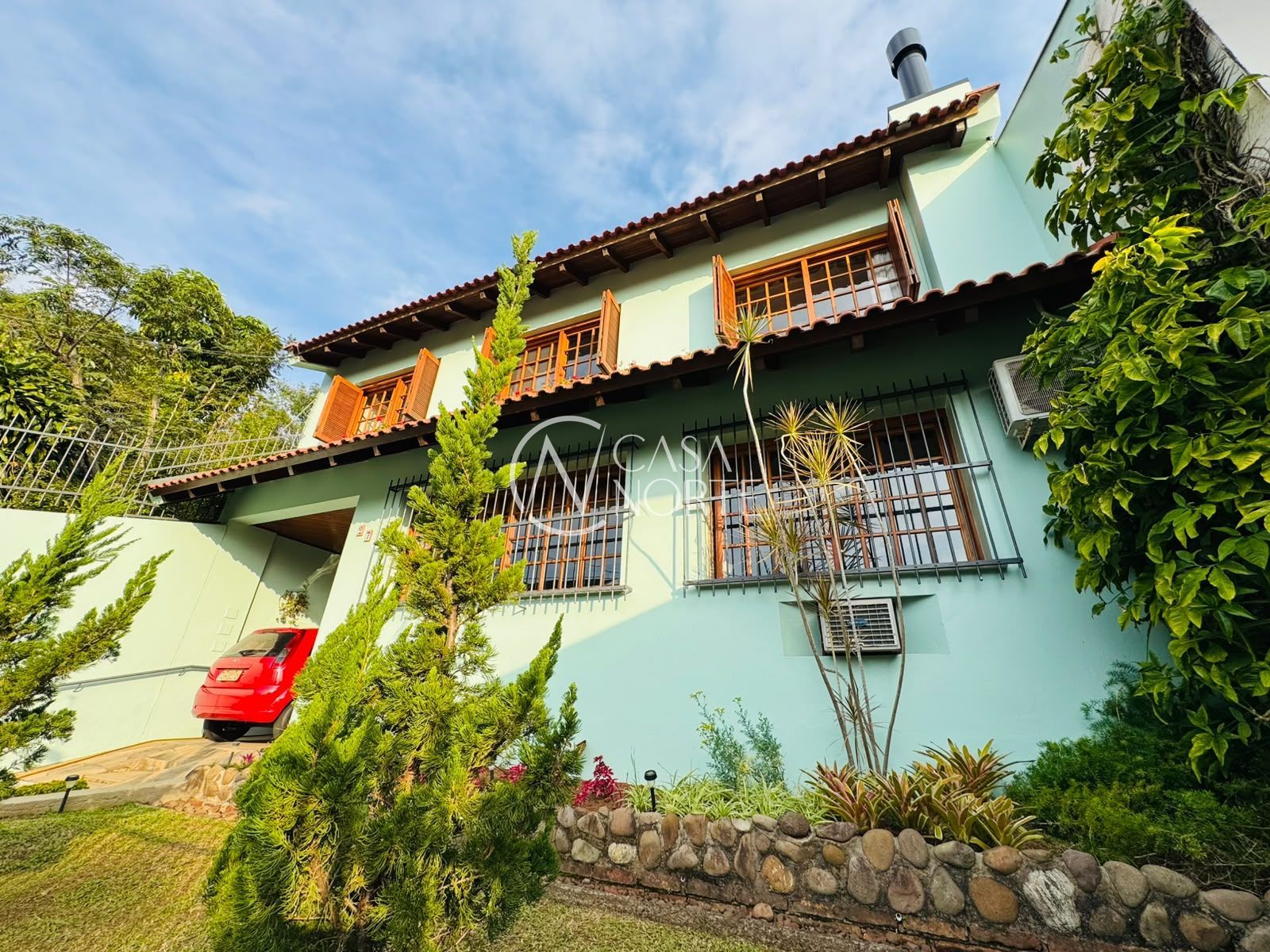 Casa à venda com 5 quartos, 250m², 1 suíte, 4 vagas, Rua Miracema no bairro Chácara das Pedras em Porto Alegre