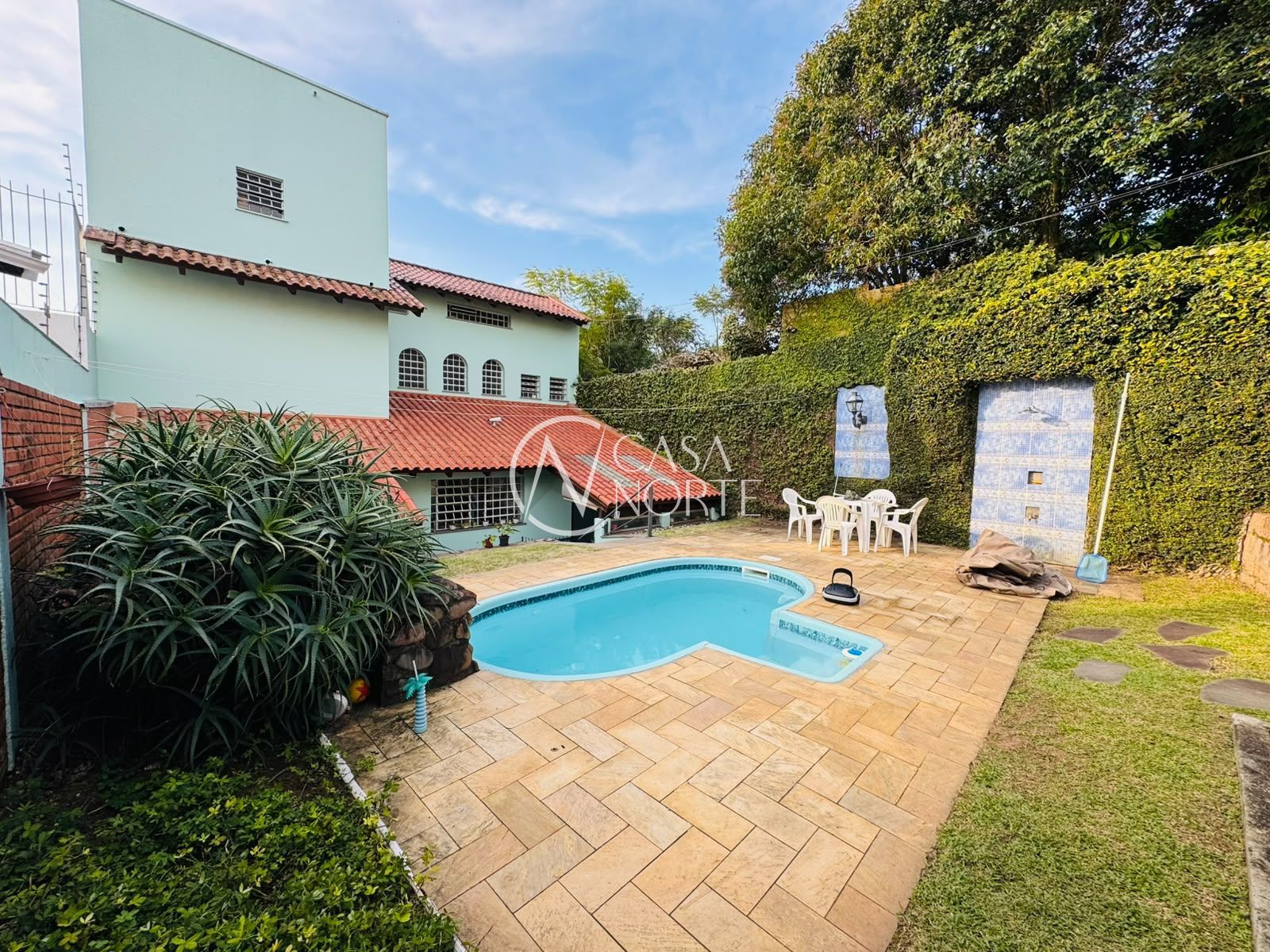 Casa à venda com 5 quartos, 250m², 1 suíte, 4 vagas, Rua Miracema no bairro Chácara das Pedras em Porto Alegre