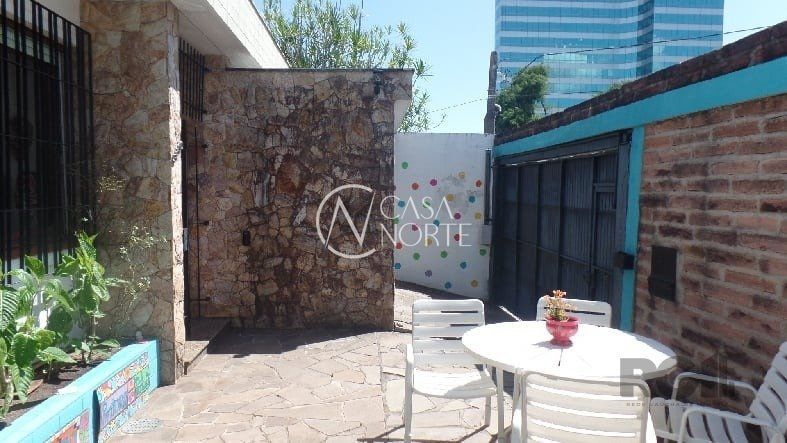 Casa à venda com 4 quartos, 250m², 2 vagas, Rua João Berutti no bairro Chácara das Pedras em Porto Alegre