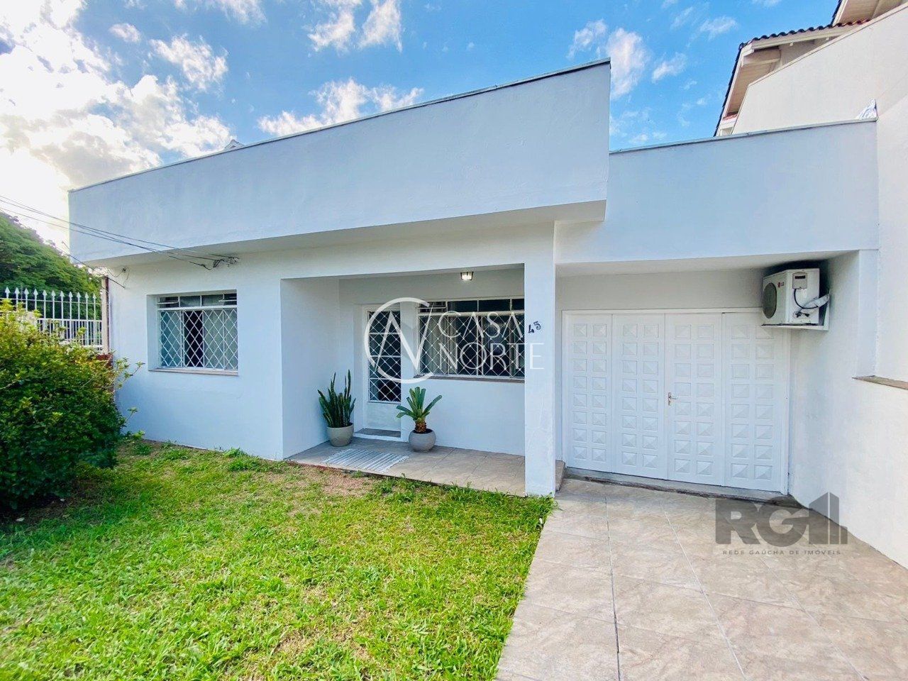 Casa à venda com 3 quartos, 120m², 1 suíte, 3 vagas, Rua Doutor João Simplício Alves de Carvalho no bairro Vila Ipiranga em Porto Alegre