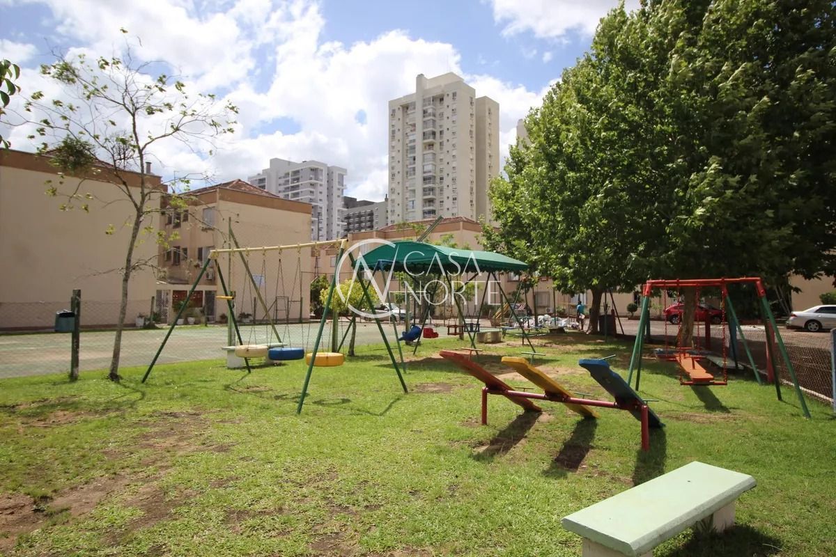 Apartamento à venda com 3 quartos, 74m², 1 vaga, Rua Roque Calage no bairro Passo da Areia em Porto Alegre
