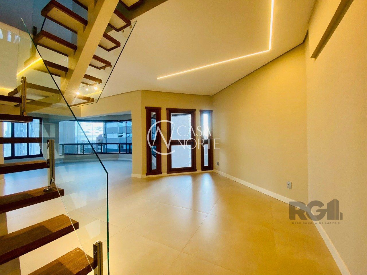 Cobertura à venda com 3 quartos, 337m², 1 suíte, 2 vagas, Rua João Caetano no bairro Três Figueiras em Porto Alegre