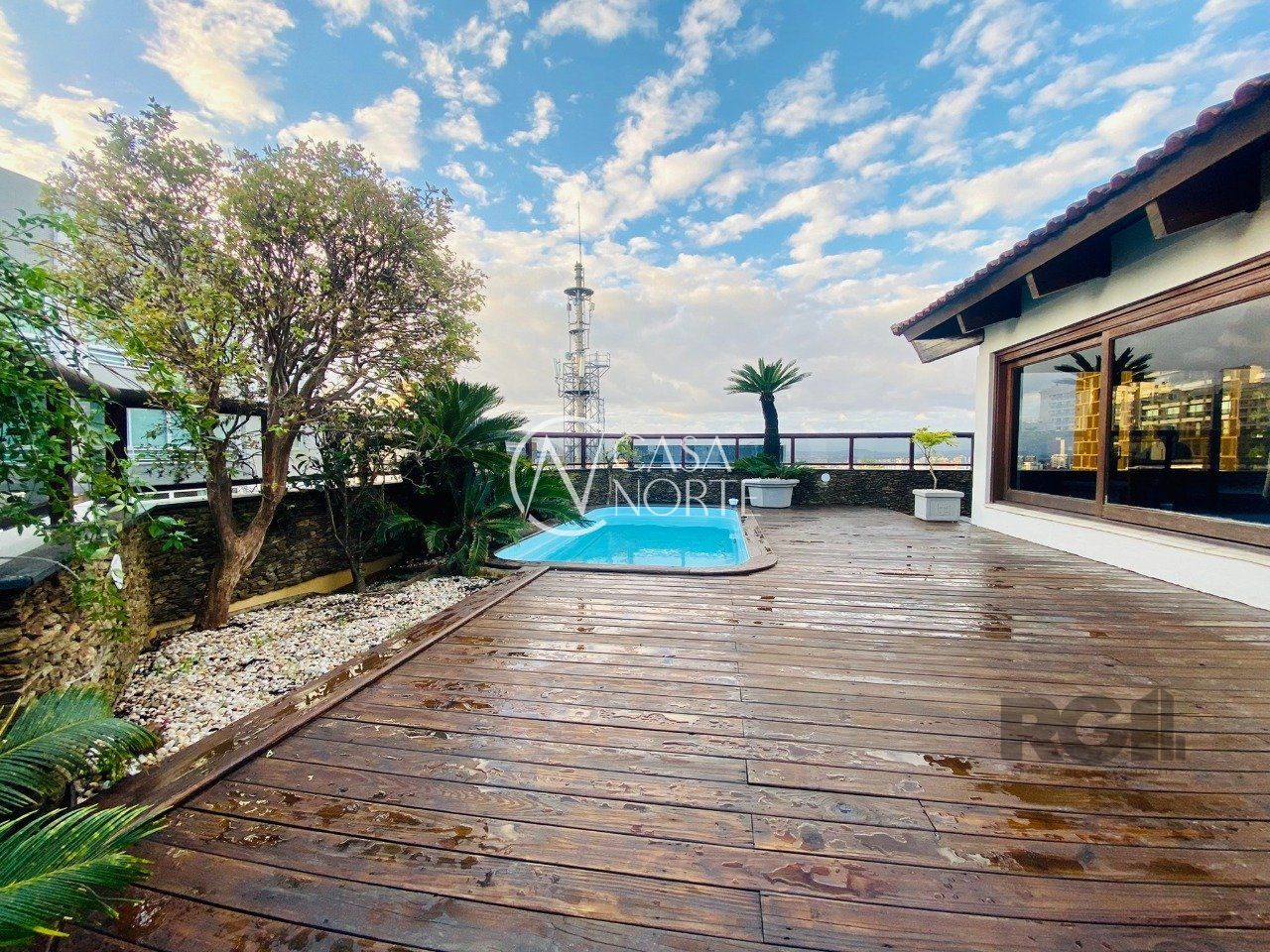 Cobertura à venda com 3 quartos, 337m², 1 suíte, 2 vagas, Rua João Caetano no bairro Três Figueiras em Porto Alegre