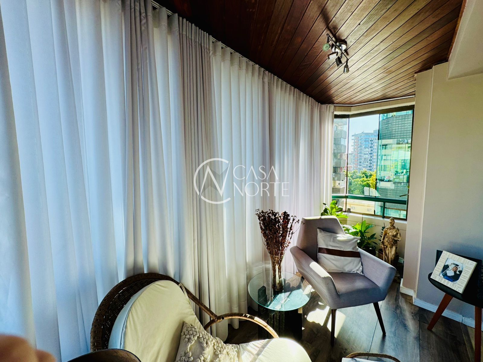 Apartamento à venda com 2 quartos, 85m², 1 vaga, Rua José de Alencar no bairro Menino Deus em Porto Alegre