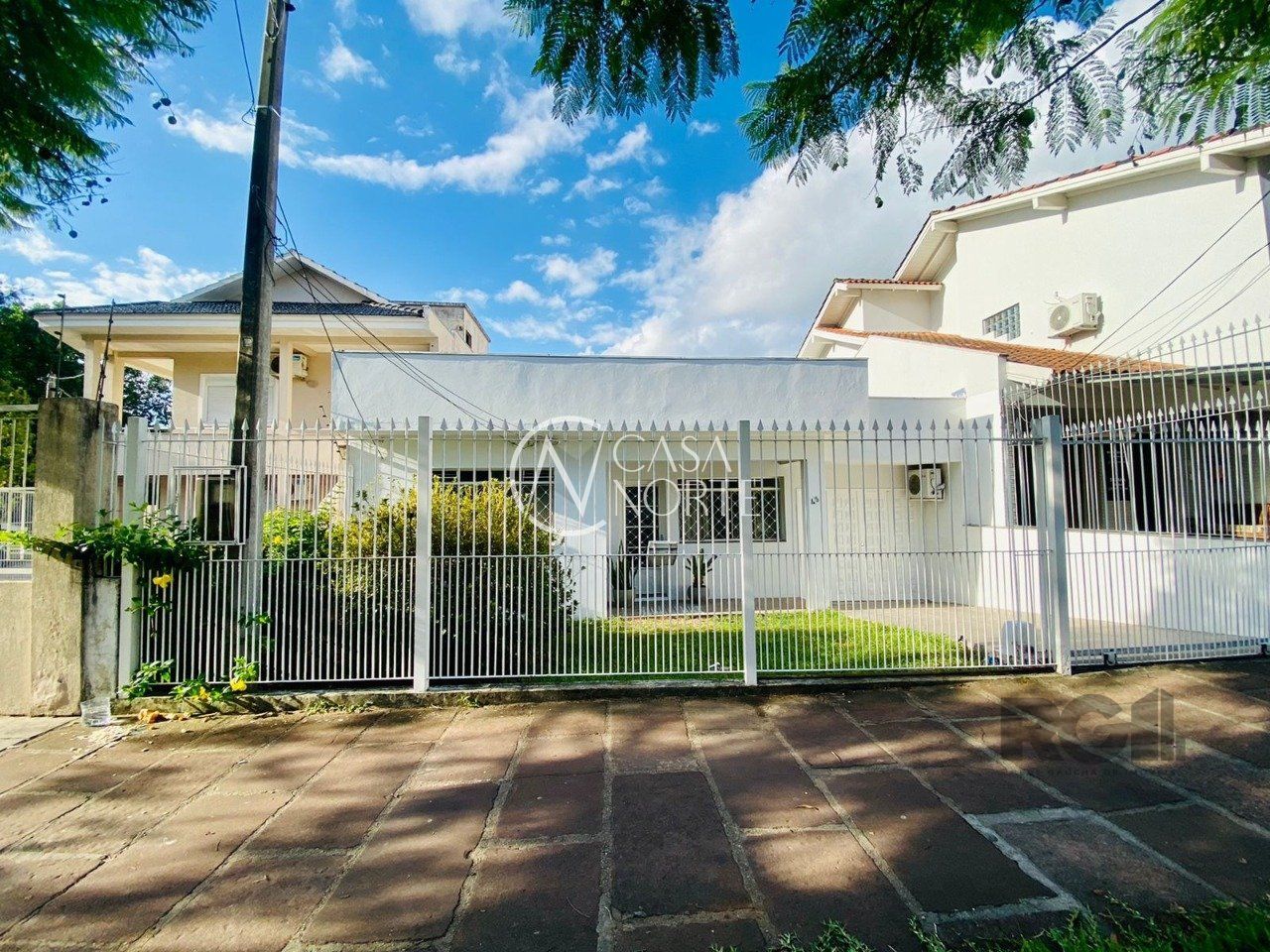 Casa à venda com 3 quartos, 120m², 1 suíte, 3 vagas, Rua Doutor João Simplício Alves de Carvalho no bairro Vila Ipiranga em Porto Alegre
