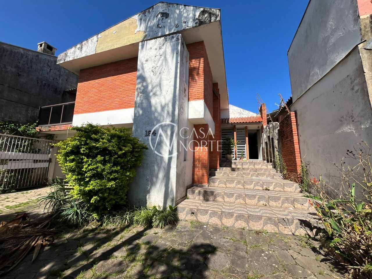 Casa à venda com 3 quartos, 250m², 1 suíte, 5 vagas, Rua Jacunda no bairro Guarujá em Porto Alegre