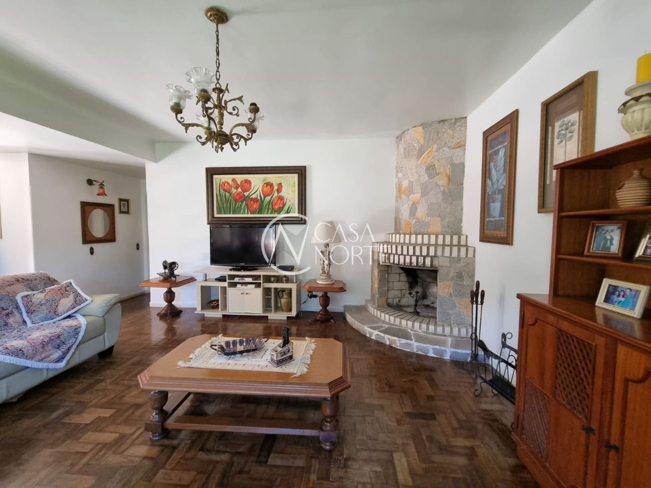 Casa à venda com 5 quartos, 336m², 1 suíte, 3 vagas, Rua Morano Calabro no bairro Jardim Isabel em Porto Alegre