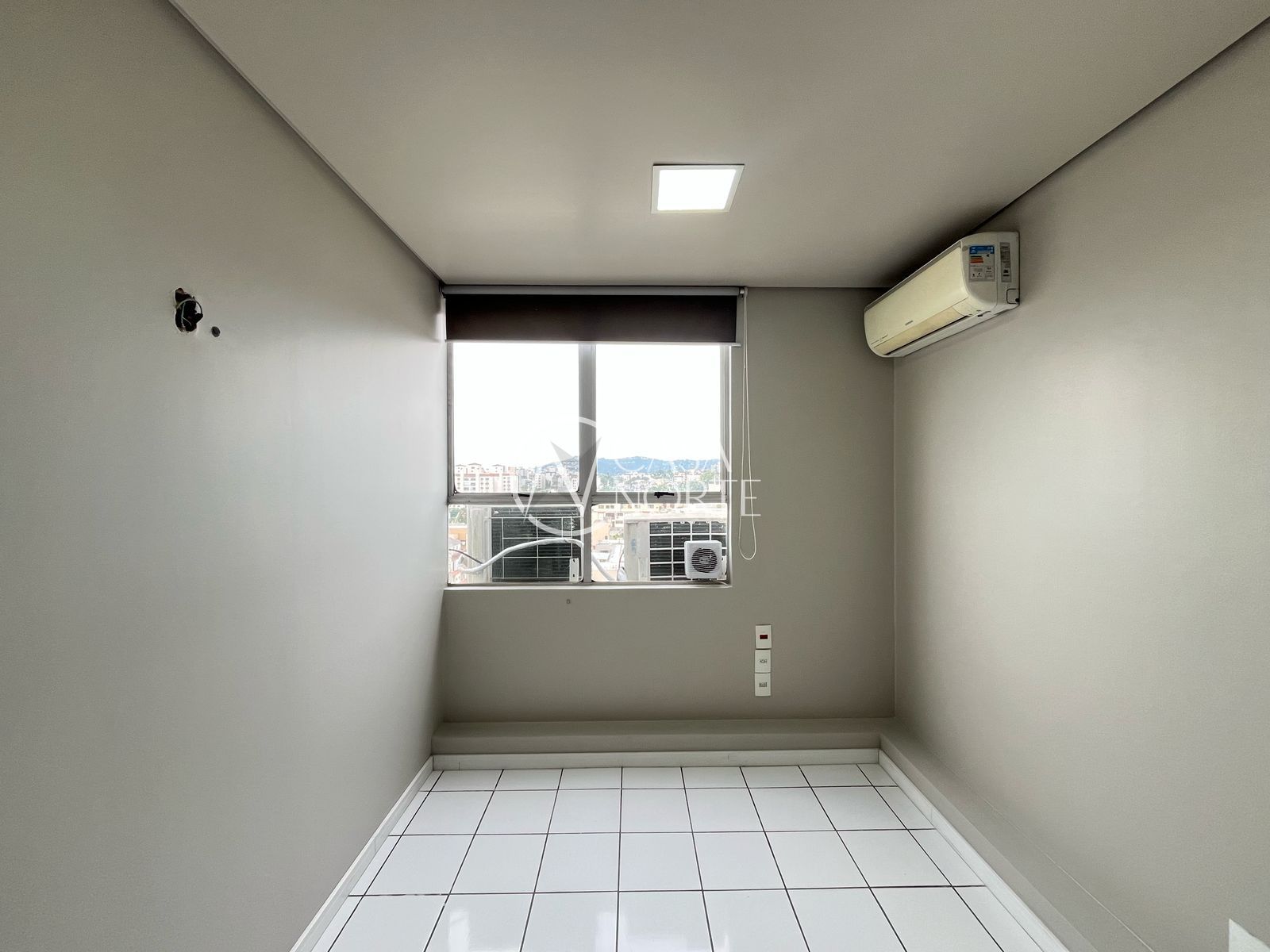 Sala Comercial à venda com 1 quarto, 26m², 1 vaga, Wenceslau Escobar no bairro Tristeza em Porto Alegre