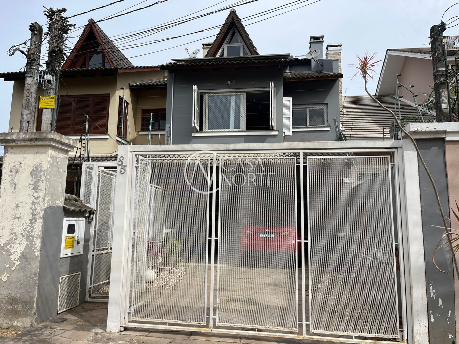 Casa à venda com 3 quartos, 203m², 1 suíte, 3 vagas, Rua Engenheiro Coelho Parreira no bairro Ipanema em Porto Alegre