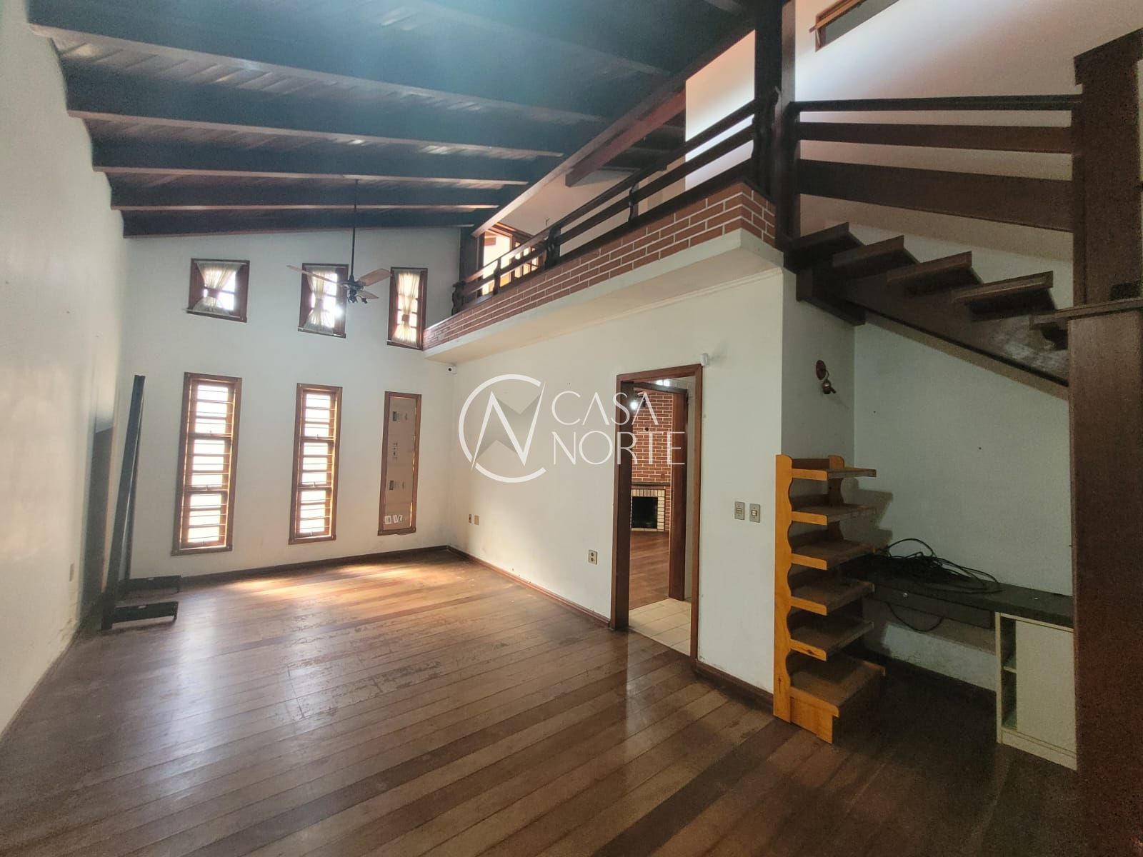 Casa à venda com 4 quartos, 333m², 1 suíte, 4 vagas, Rua Camaquã no bairro Camaquã em Porto Alegre