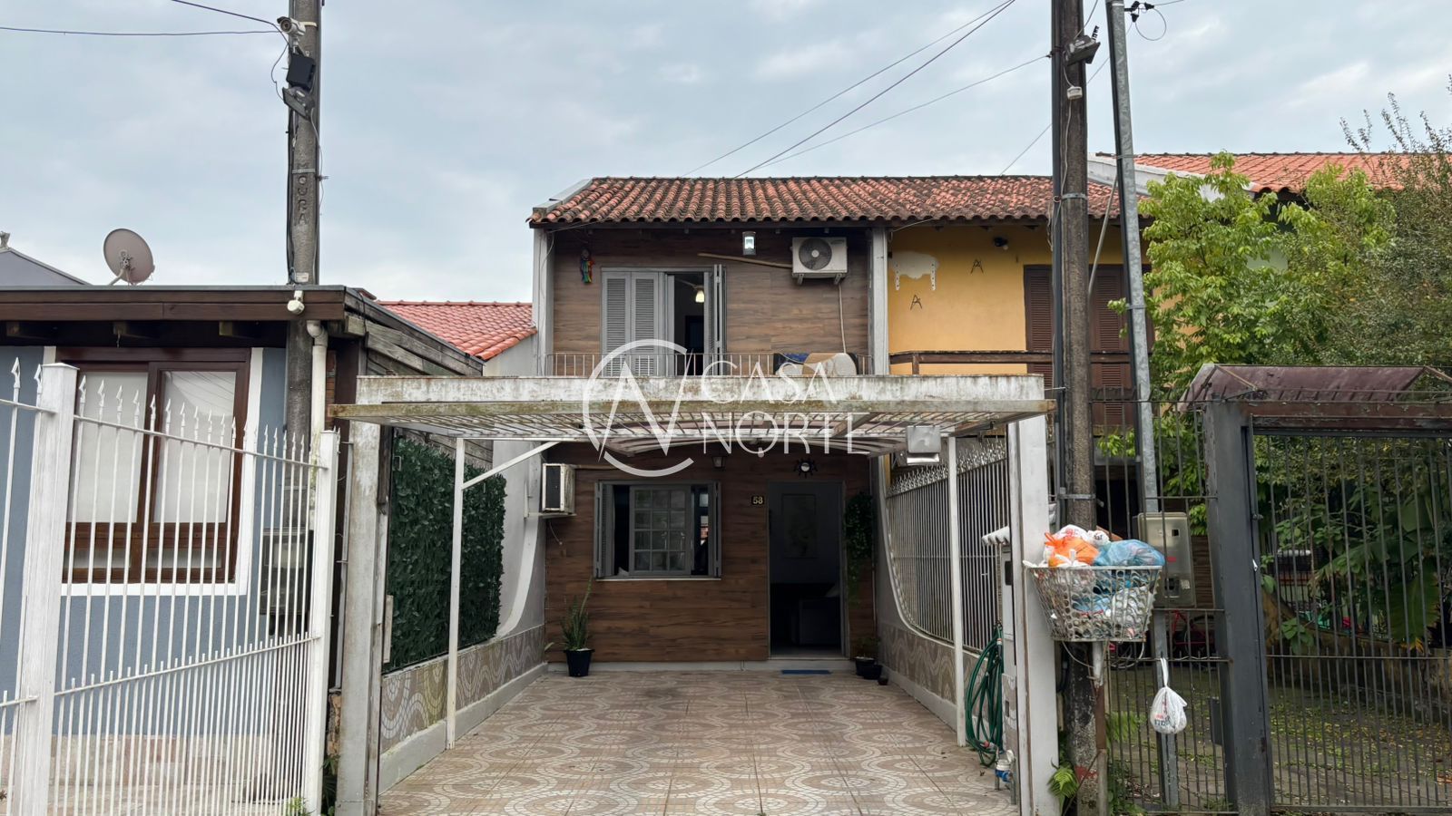 Casa à venda com 2 quartos, 1 vaga, Rua José Júlio Krebs no bairro Hípica em Porto Alegre