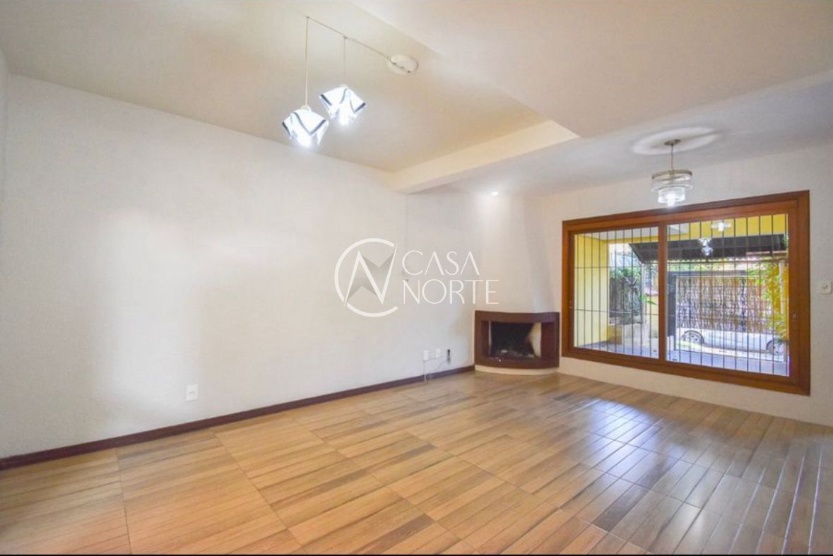 Casa à venda com 3 quartos, 154m², 1 suíte, 2 vagas, Rua Mura no bairro Guarujá em Porto Alegre