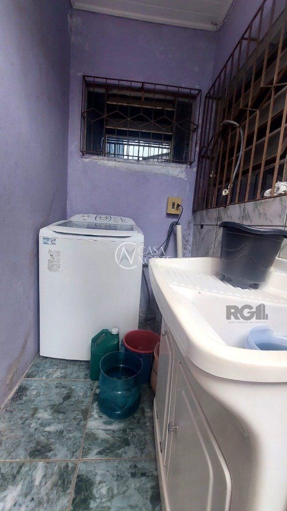 Casa à venda com 2 quartos, 100m², 2 vagas, Rua Itacurubi no bairro Vila Nova em Porto Alegre