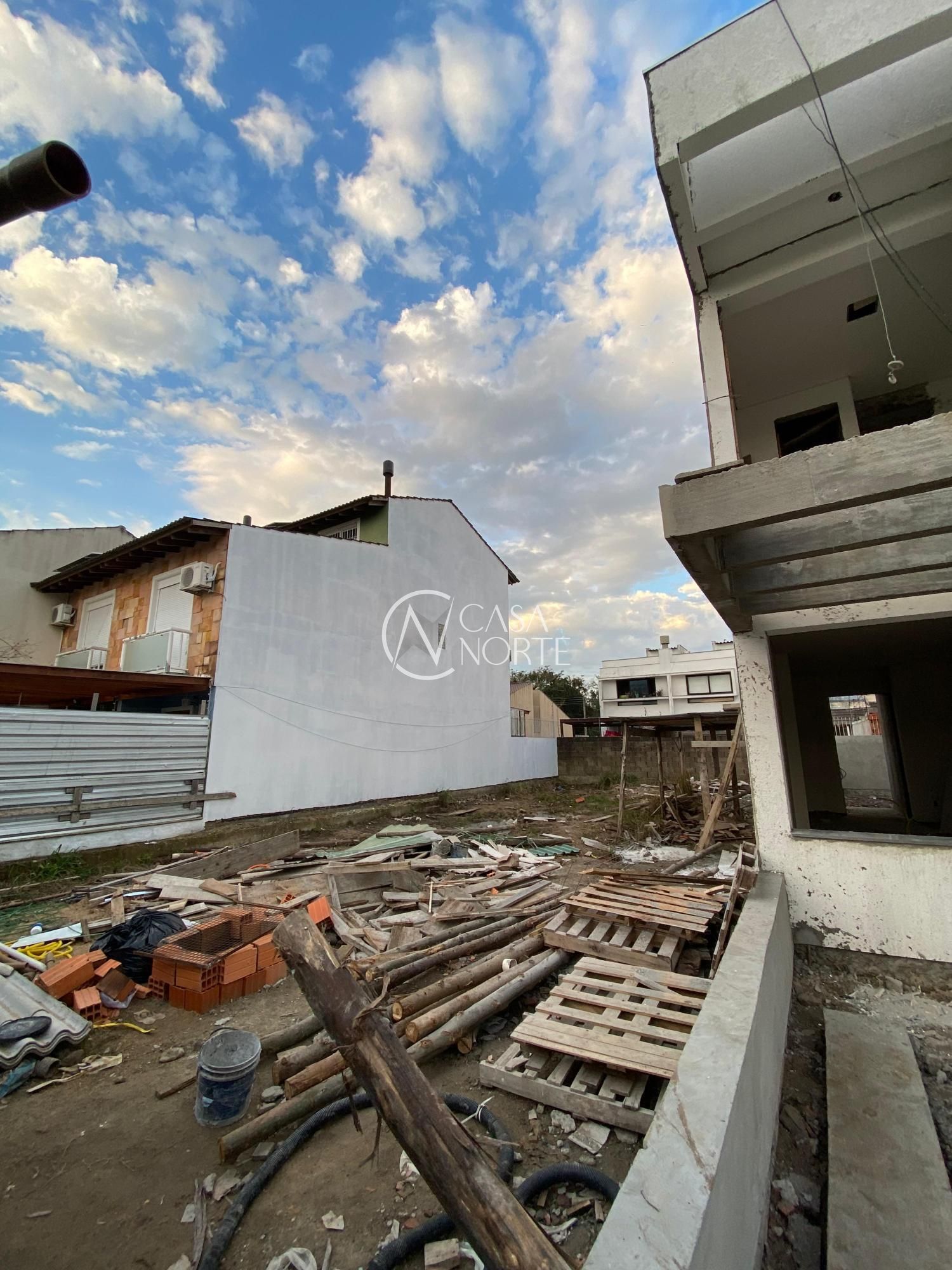 Sobrado à venda com 3 quartos, 102m², 2 suítes, 1 vaga, Rua Plínio Anele no bairro Hípica em Porto Alegre