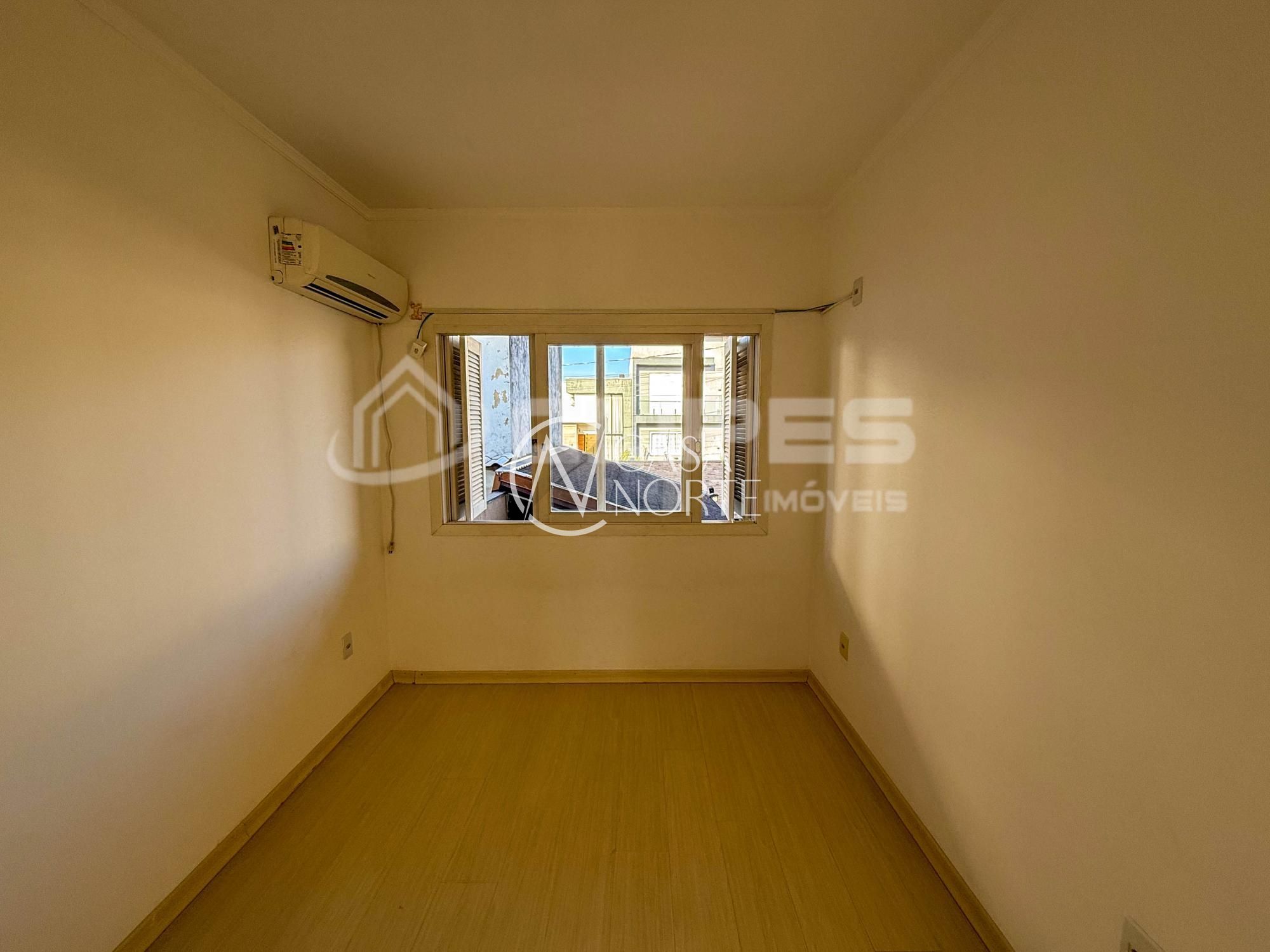 Sobrado à venda com 3 quartos, 140m², 1 suíte, 2 vagas, Rua Alexandre de Gusmão no bairro Hípica em Porto Alegre