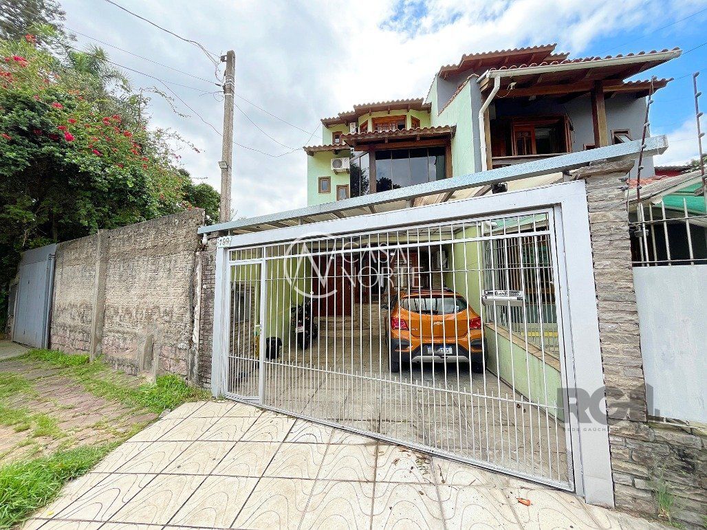 Sobrado à venda com 4 quartos, 218m², 3 suítes, 2 vagas, Rua Dea Coufal no bairro Ipanema em Porto Alegre