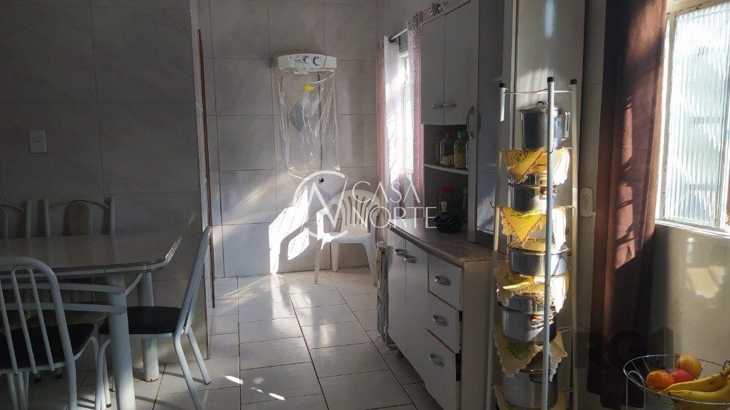 Casa à venda com 2 quartos, 80m², Rua Itacurubi no bairro Vila Nova em Porto Alegre