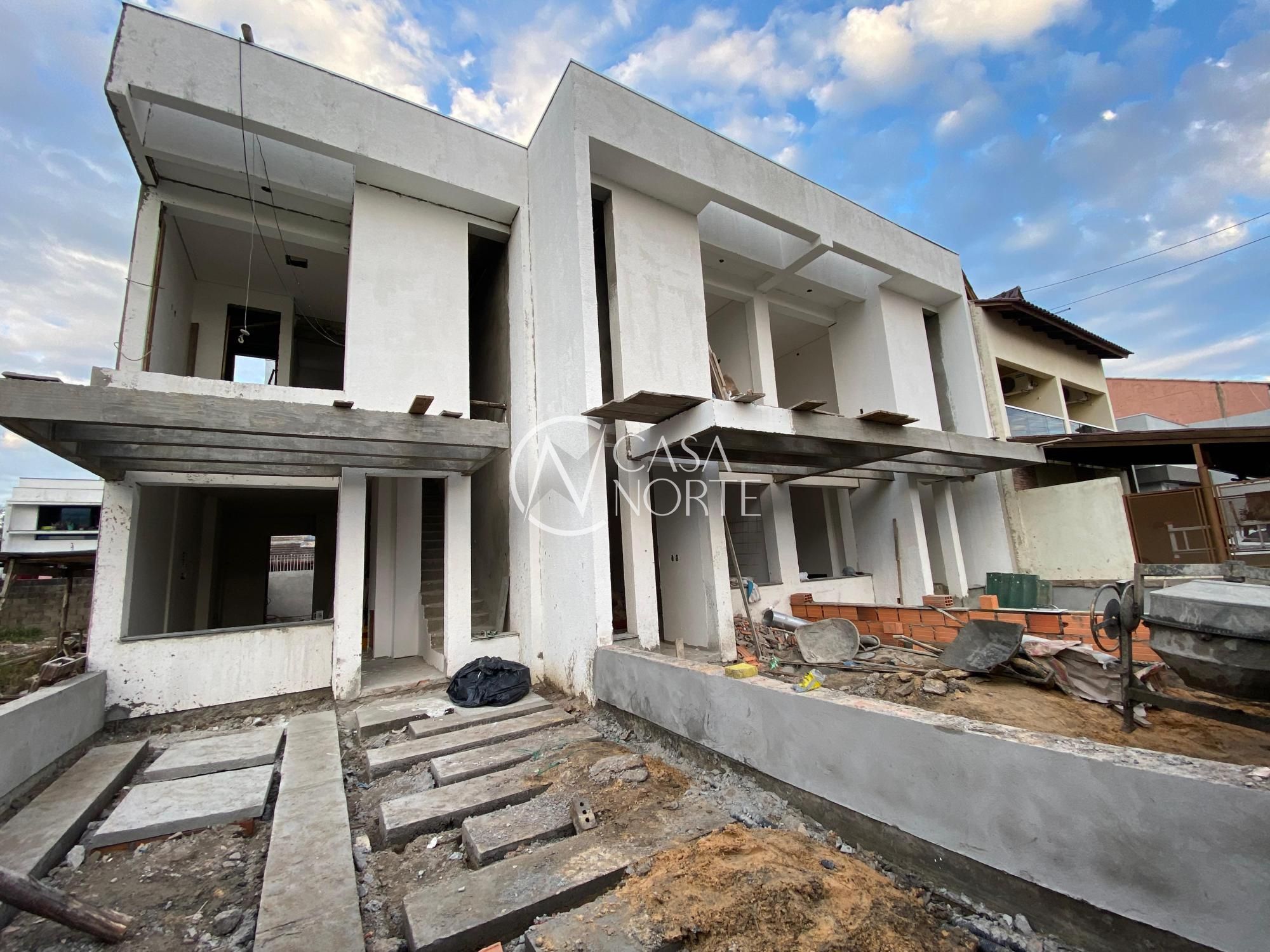 Sobrado à venda com 3 quartos, 102m², 2 suítes, 2 vagas, Rua Plínio Anele no bairro Hípica em Porto Alegre